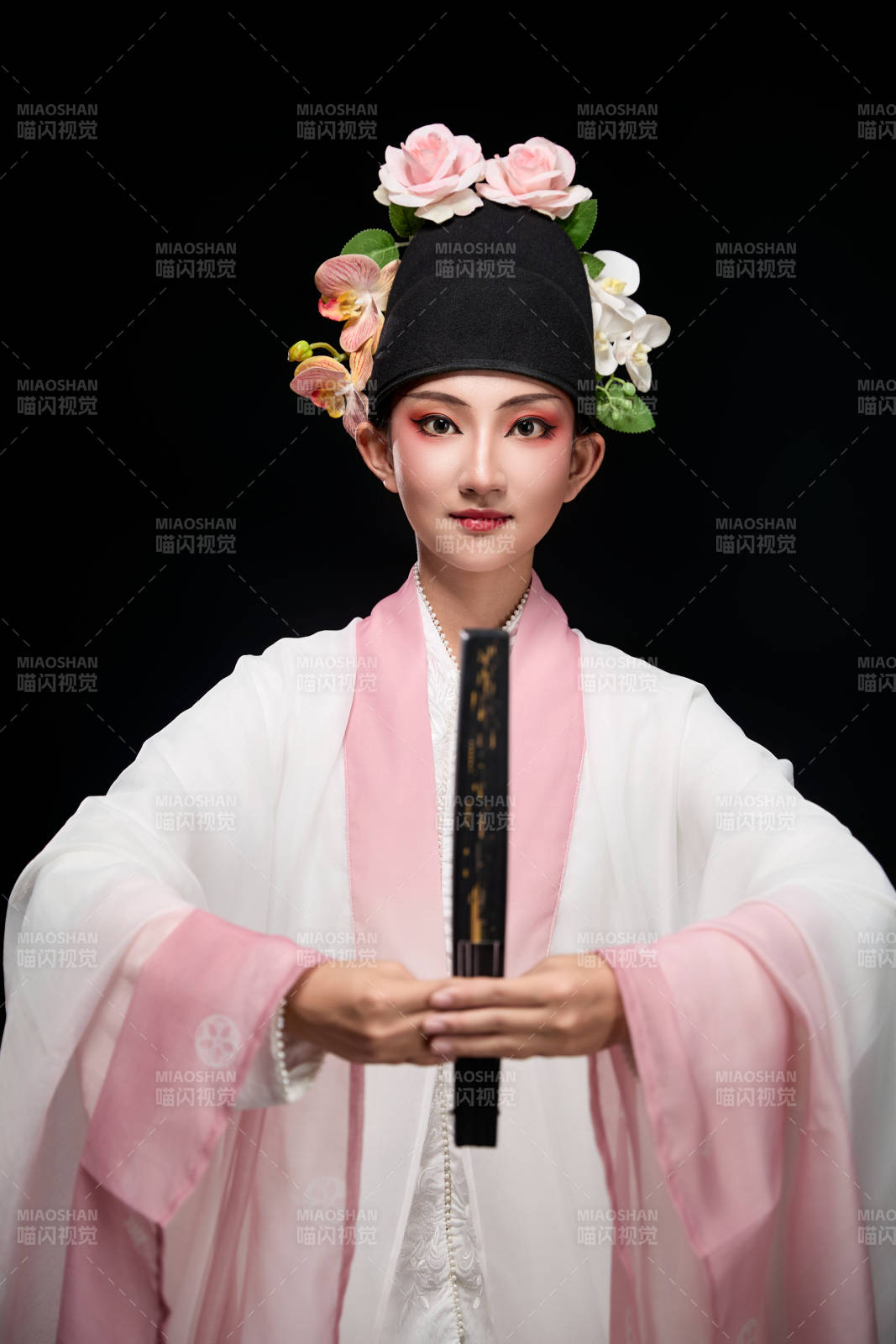 身著粵劇戲曲反串裝扮手持折扇的青年女性