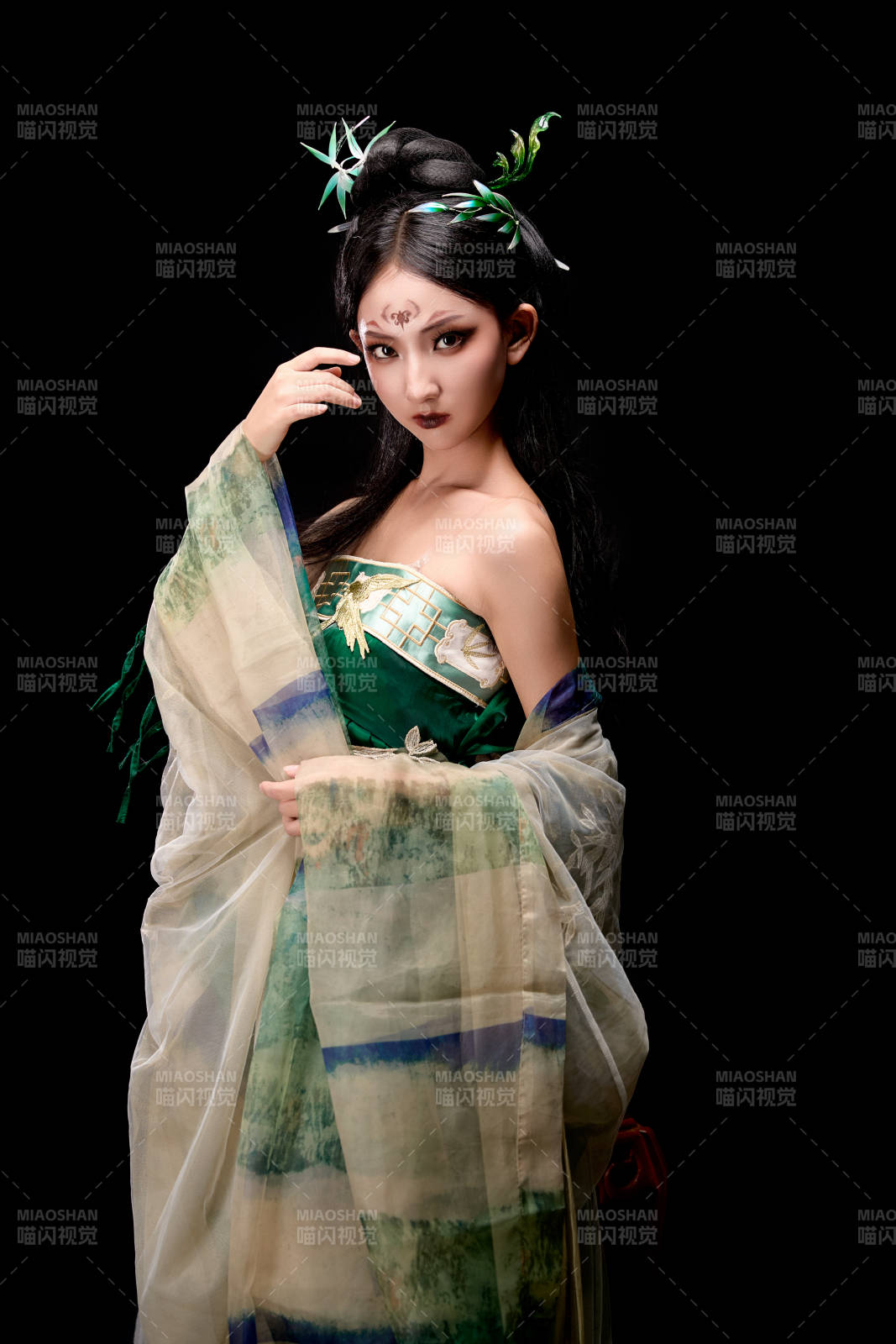 黑色背景下身穿古裝漢服的東方女子