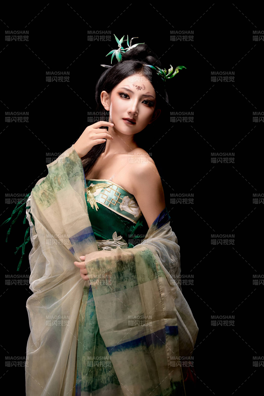 黑色背景下身穿古装汉服的东方女子