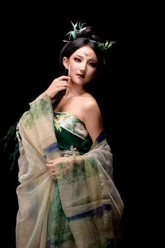 黑色背景下身穿古装汉服的东方女子