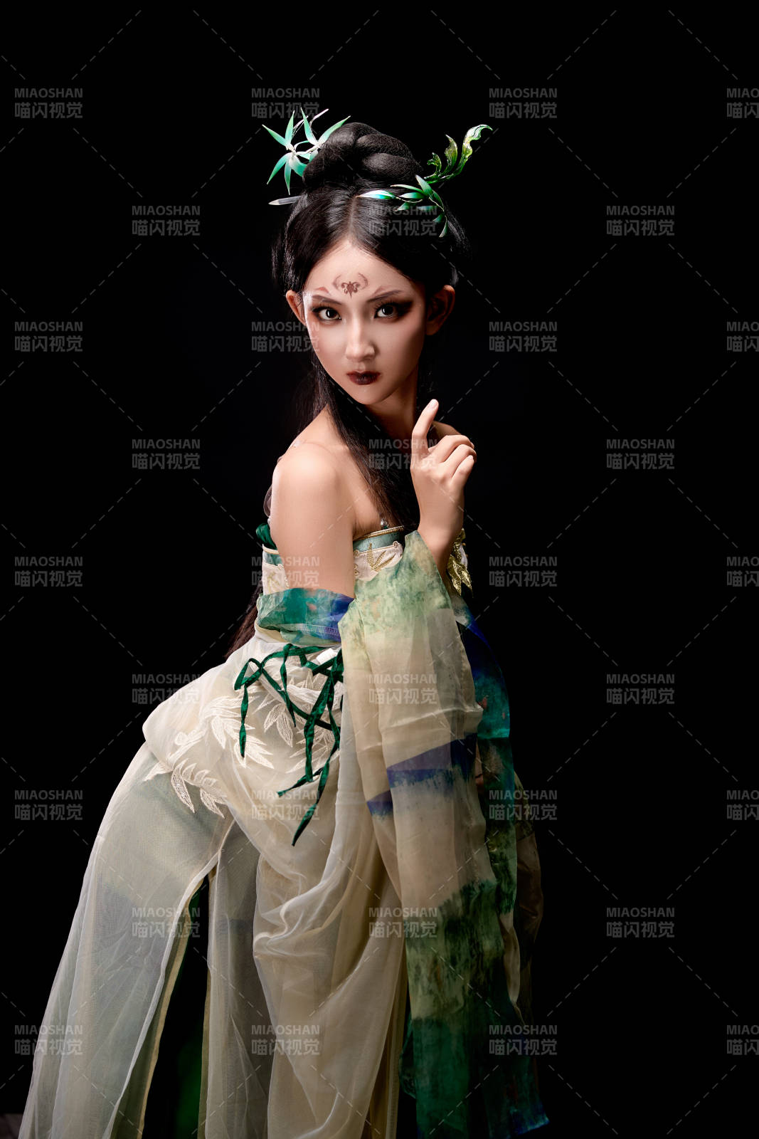 黑色背景下身穿古装汉服的东方女子