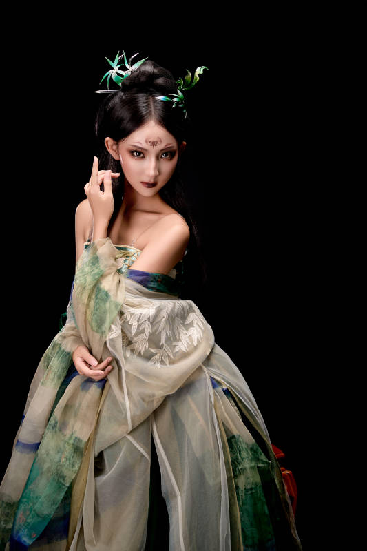 身穿古装汉服坐在椅子上的古灵精怪少女