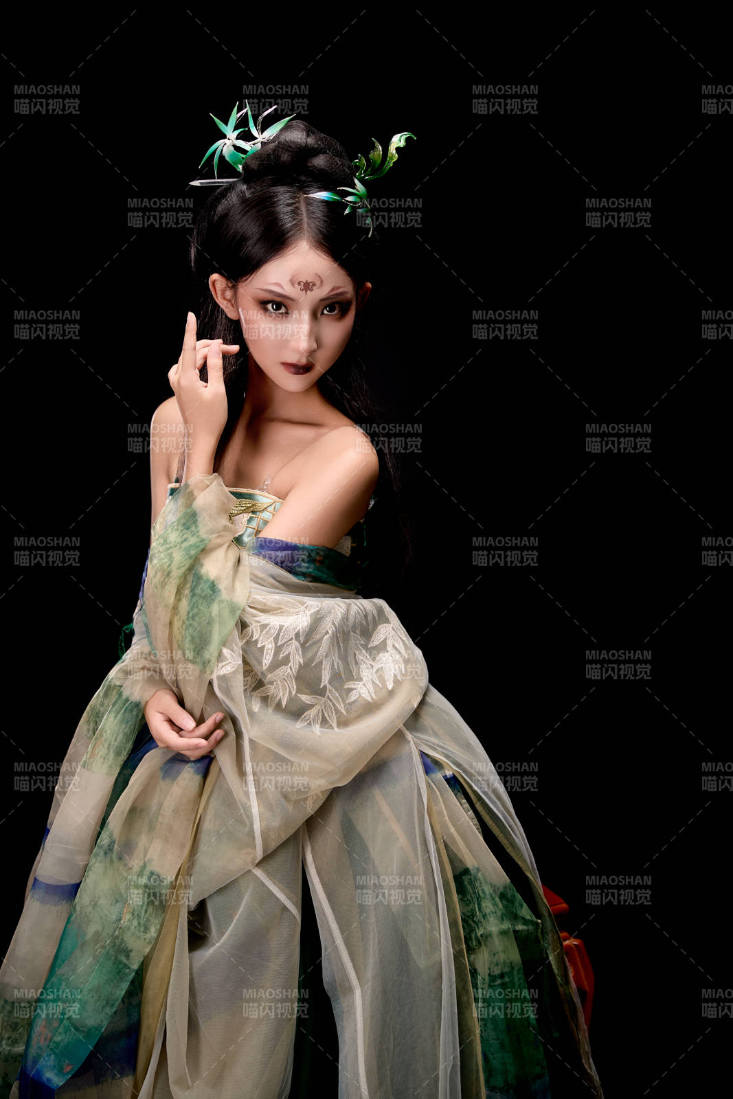 身穿古裝漢服坐在椅子上的古靈精怪少女