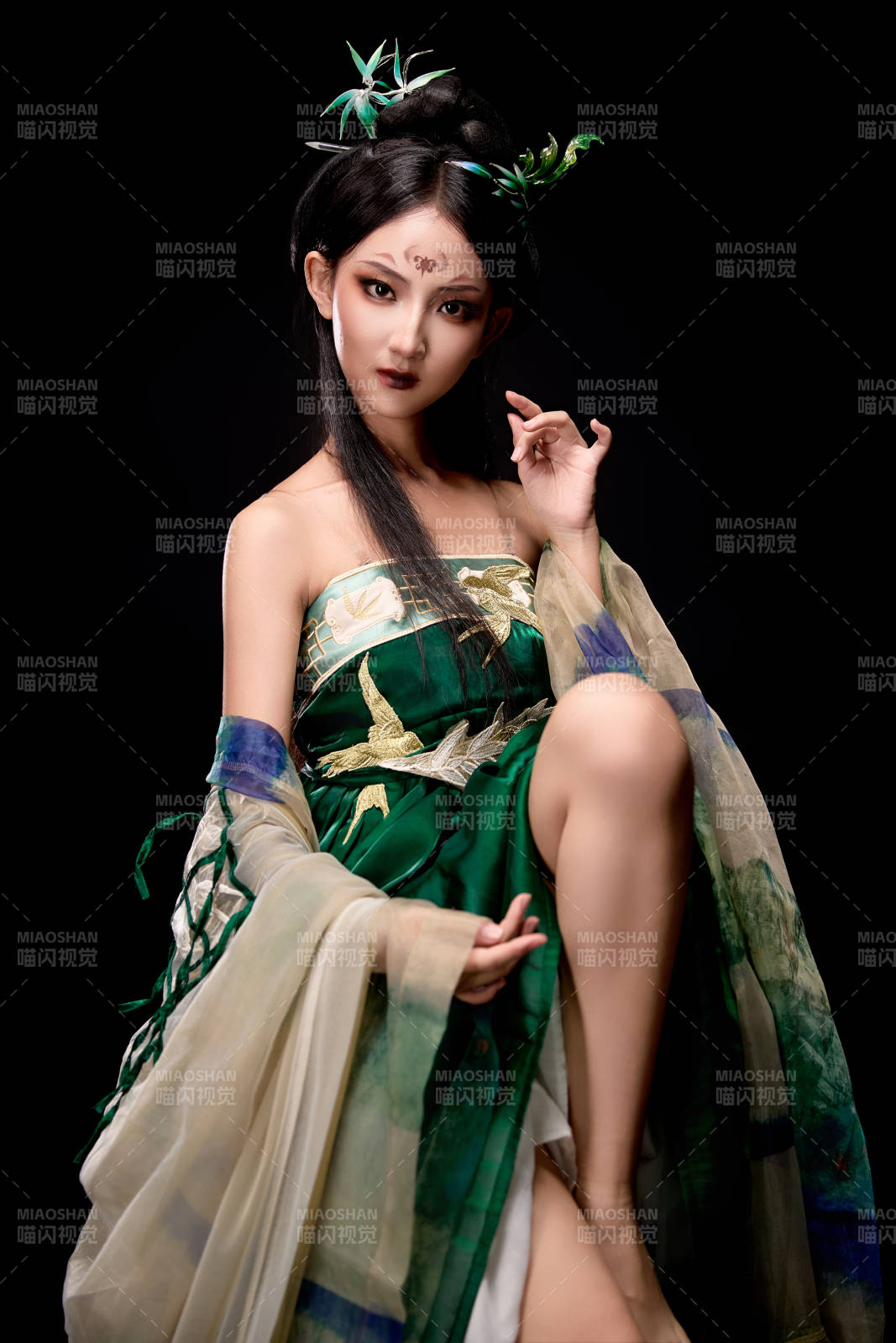 身穿古装汉服坐在椅子上的古灵精怪少女