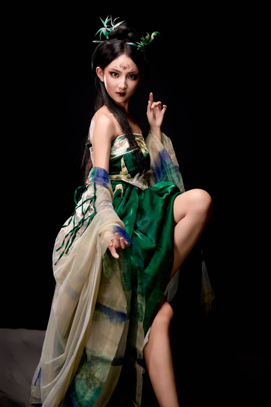 身穿古装汉服坐在椅子上的古灵精怪少女