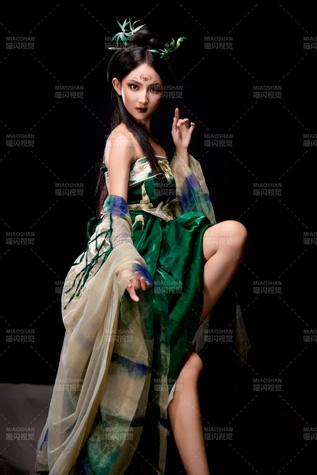 身穿古裝漢服坐在椅子上的古靈精怪少女