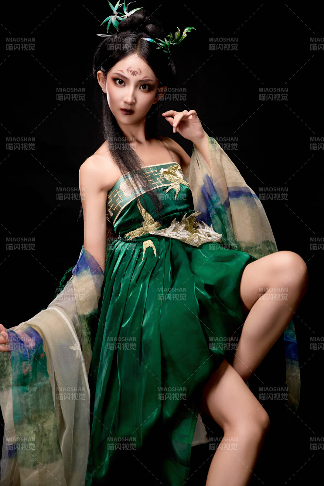 身穿古装汉服坐在椅子上的古灵精怪少女