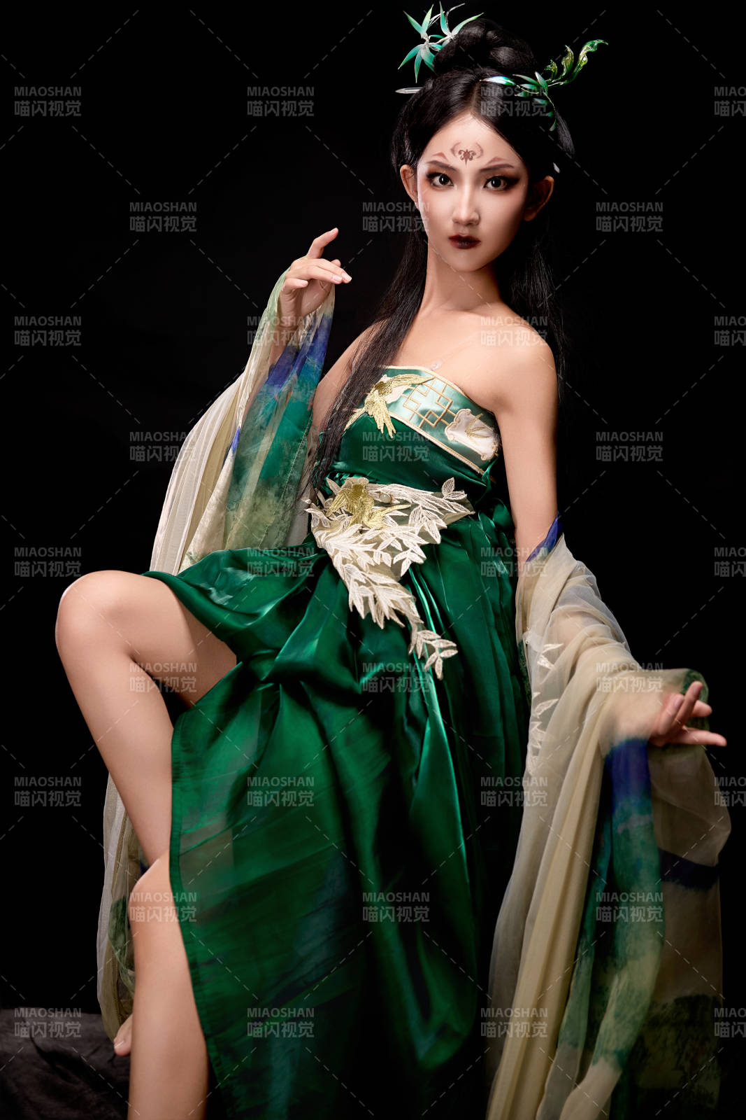 身穿古装汉服坐在椅子上的古灵精怪少女