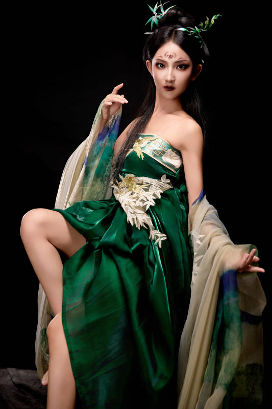 身穿古装汉服坐在椅子上的古灵精怪少女