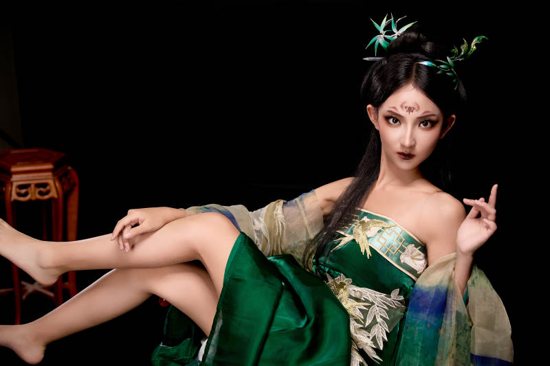 身穿古装汉服坐在椅子上的古灵精怪少女