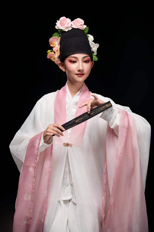 身著粵劇戲曲反串裝扮手持折扇的青年女性