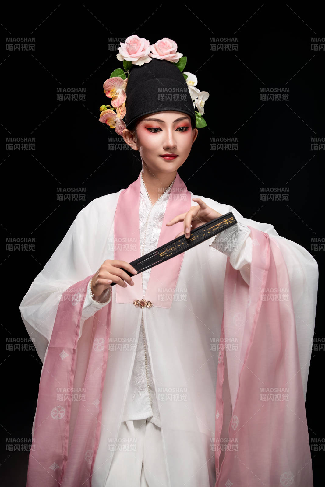 身著粵劇戲曲反串裝扮手持折扇的青年女性