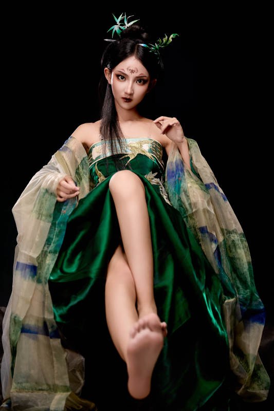 身穿古装汉服坐在椅子上的古灵精怪少女