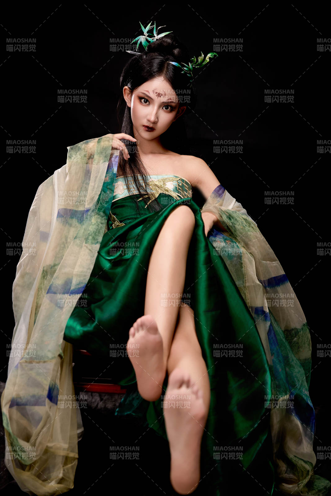 身穿古裝漢服坐在椅子上的古靈精怪少女