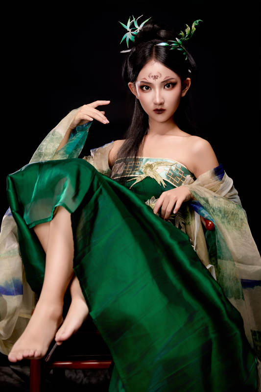 身穿古装汉服坐在椅子上的古灵精怪少女