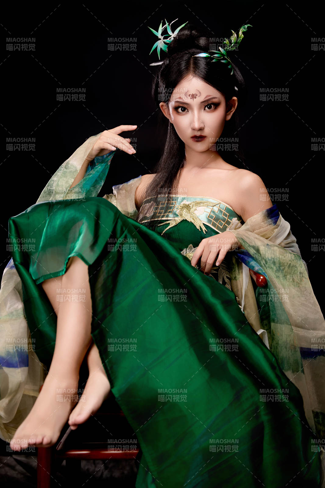 身穿古装汉服坐在椅子上的古灵精怪少女