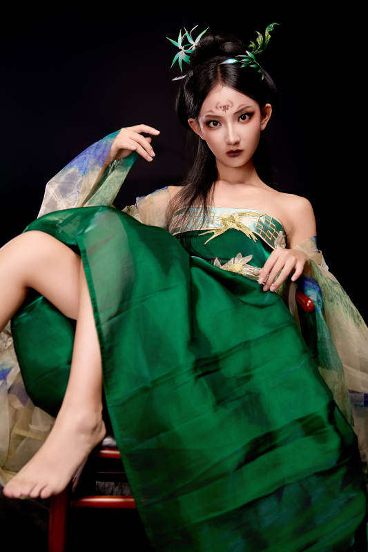 身穿古装汉服坐在椅子上的古灵精怪少女