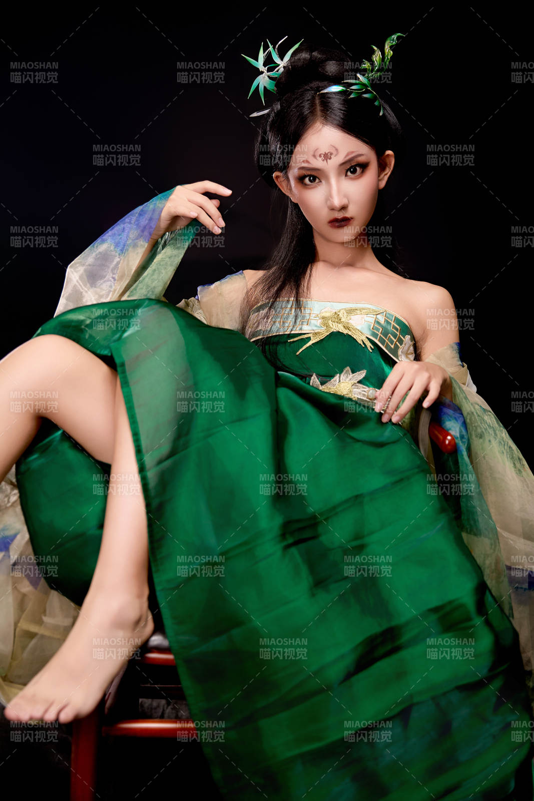 身穿古裝漢服坐在椅子上的古靈精怪少女