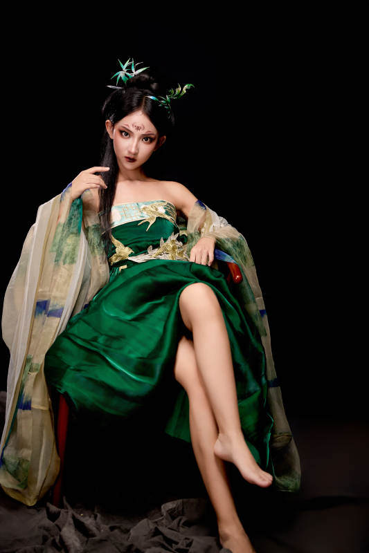 身穿古装汉服坐在椅子上的古灵精怪少女