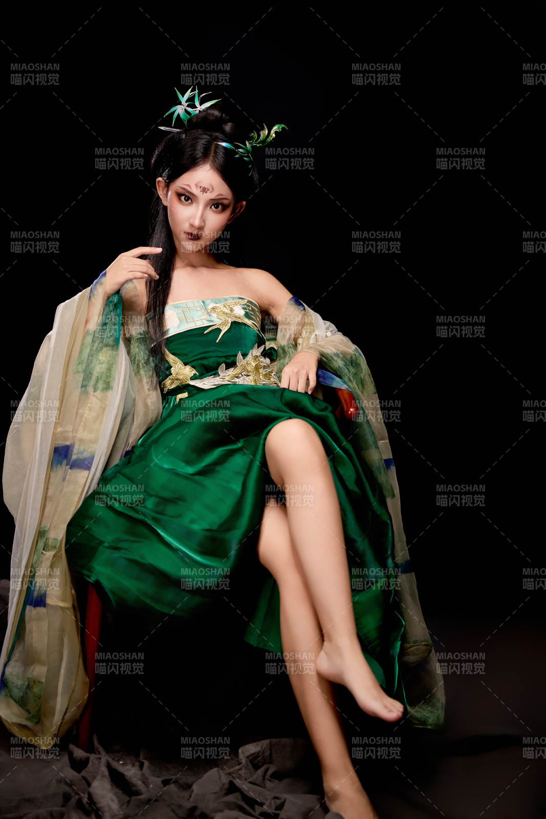 身穿古裝漢服坐在椅子上的古靈精怪少女