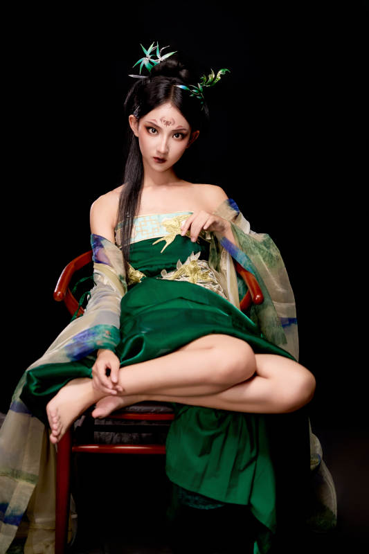 身穿古装汉服坐在椅子上的古灵精怪少女