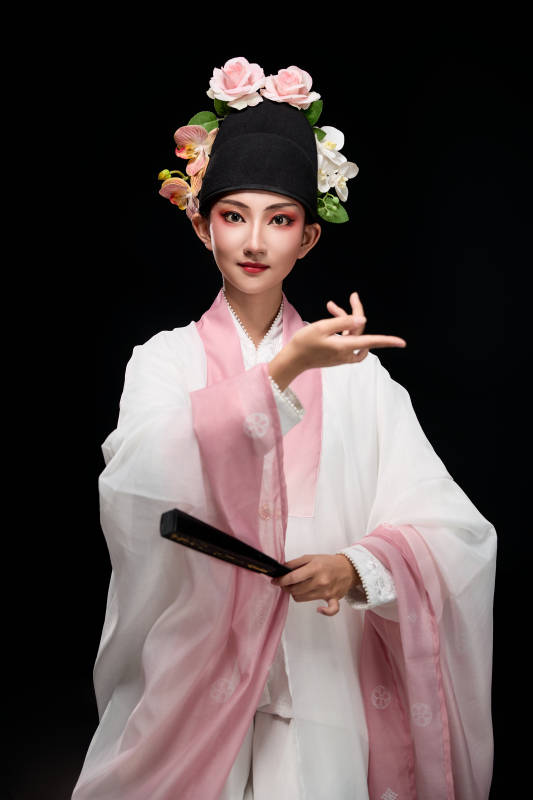 身着粤剧戏曲反串装扮手持折扇的青年女性