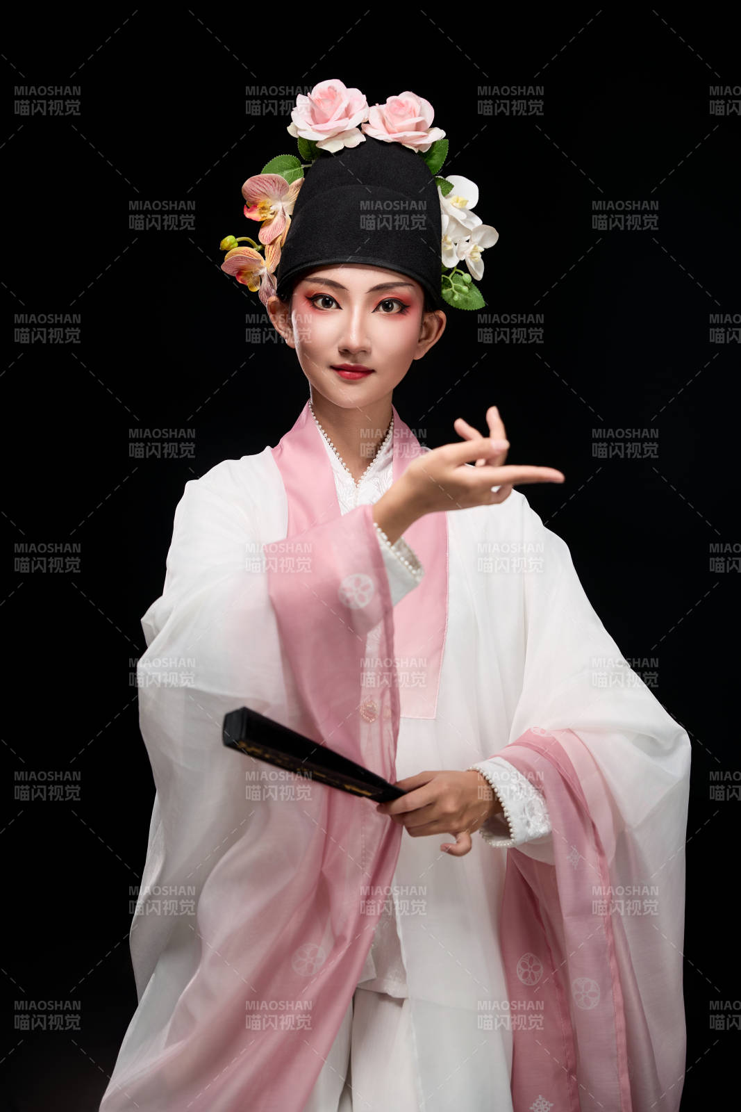 身着粤剧戏曲反串装扮手持折扇的青年女性