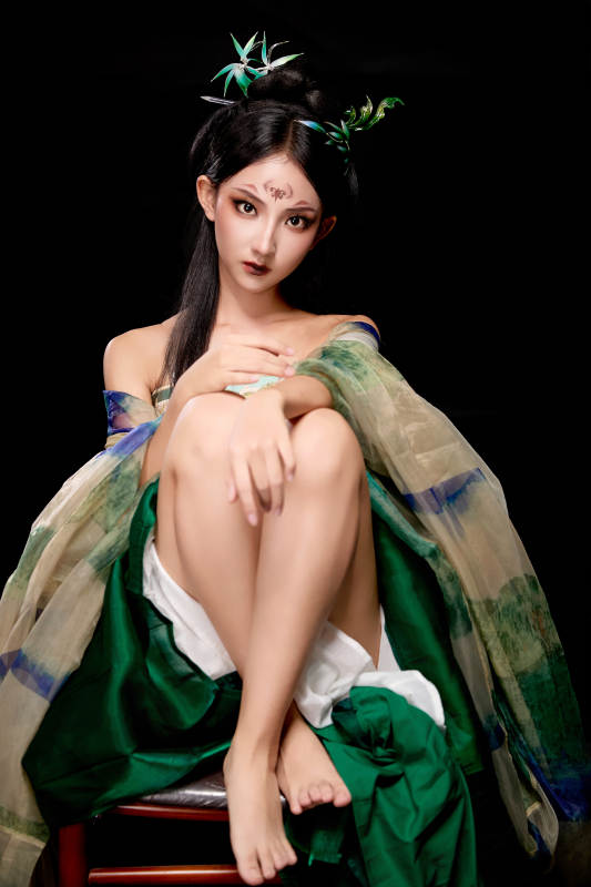 身穿古装汉服坐在椅子上的古灵精怪少女