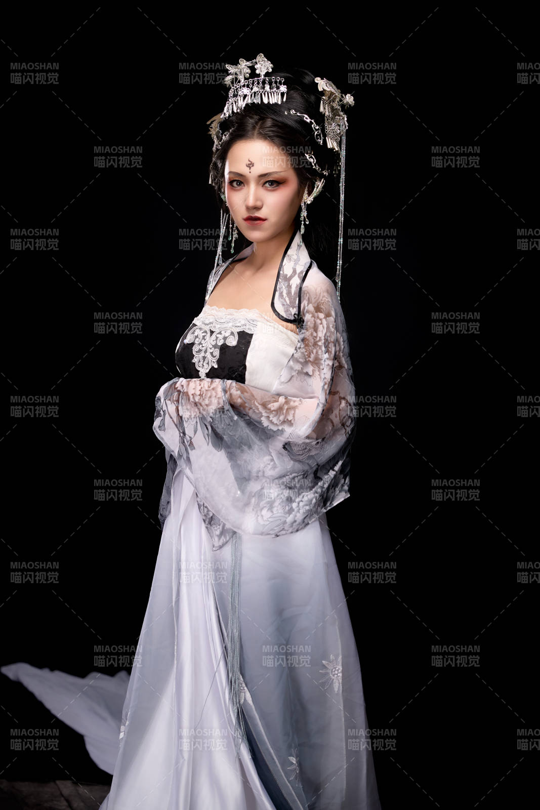 穿着古装仙侠服饰的东方女性