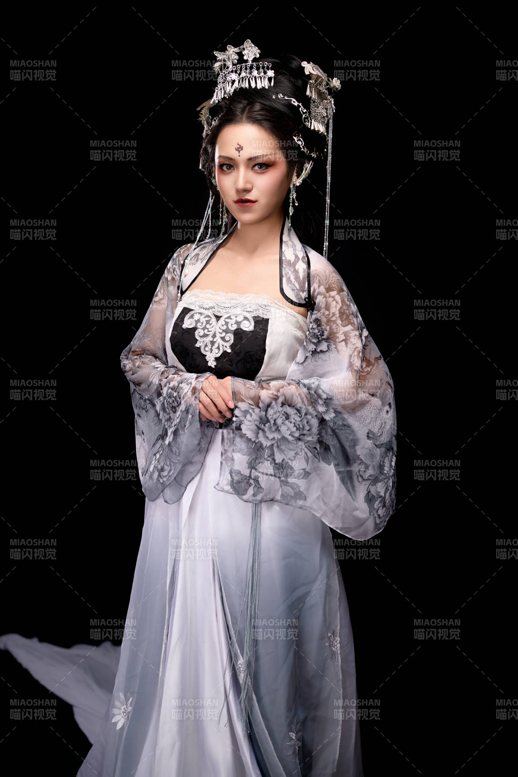 穿著古裝仙俠服飾的東方女性