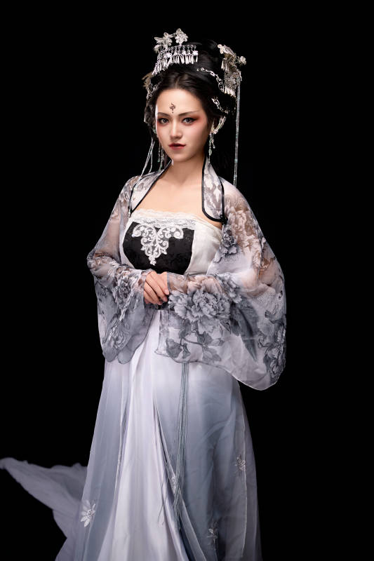 穿着古装仙侠服饰的东方女性