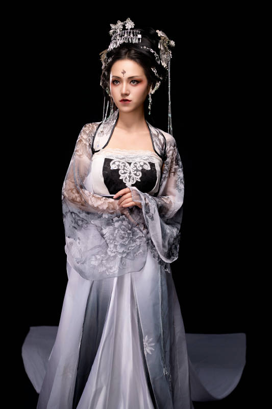 穿着古装仙侠服饰的东方女性