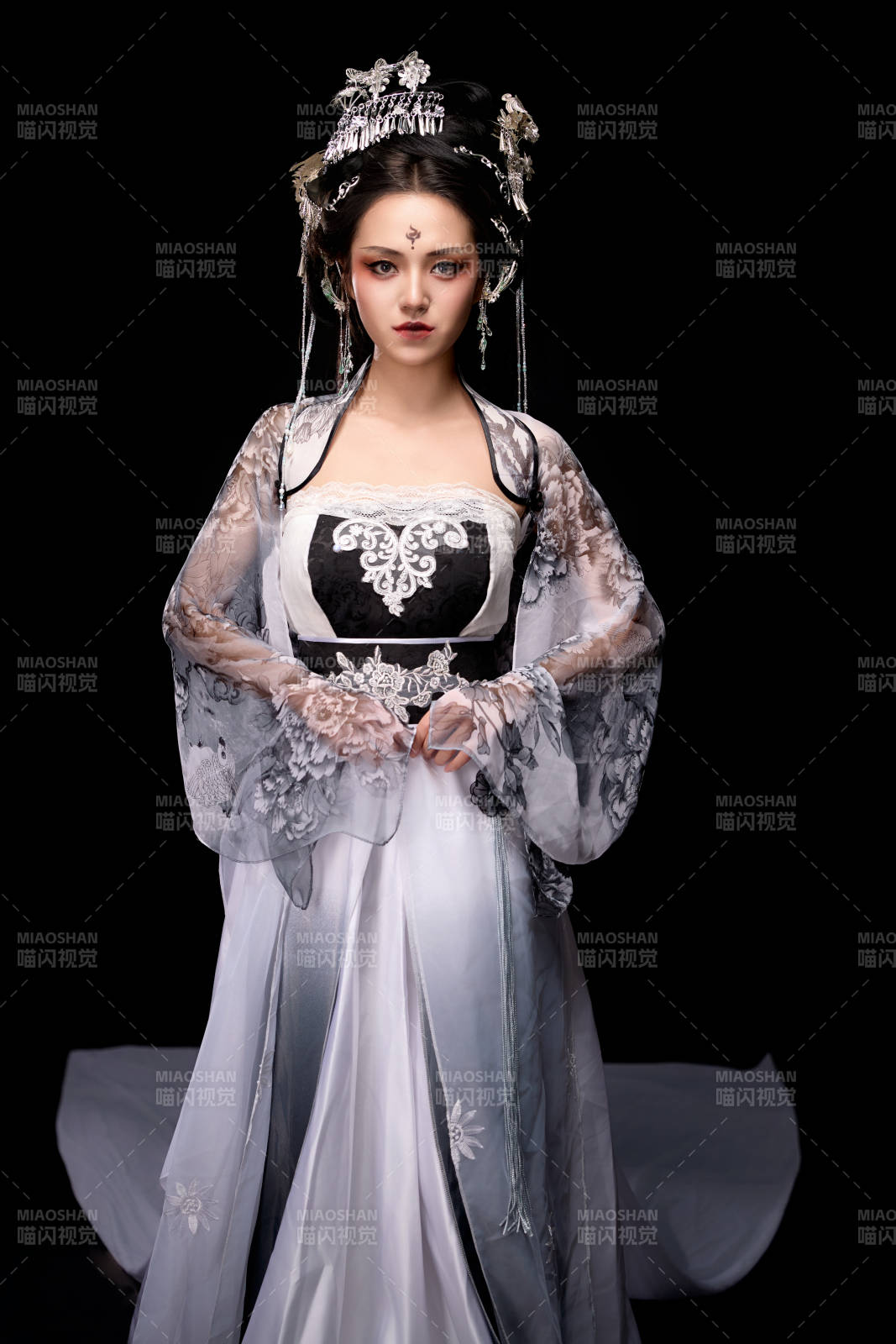 穿着古装仙侠服饰的东方女性