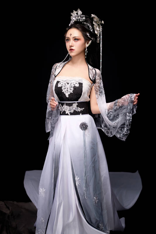 穿着古装仙侠服饰的东方女性