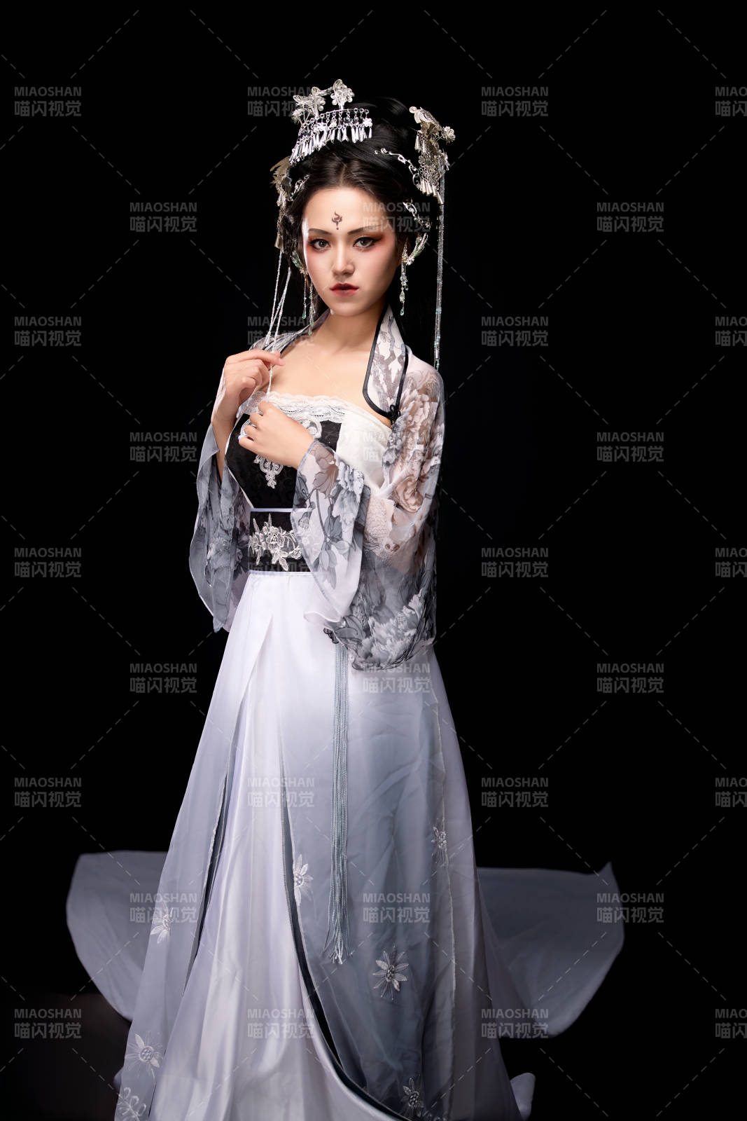 穿着古装仙侠服饰的东方女性