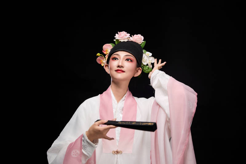 身着粤剧戏曲反串装扮手持折扇的青年女性