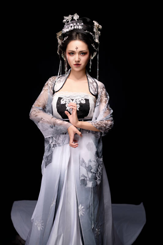 穿着古装仙侠服饰的东方女性