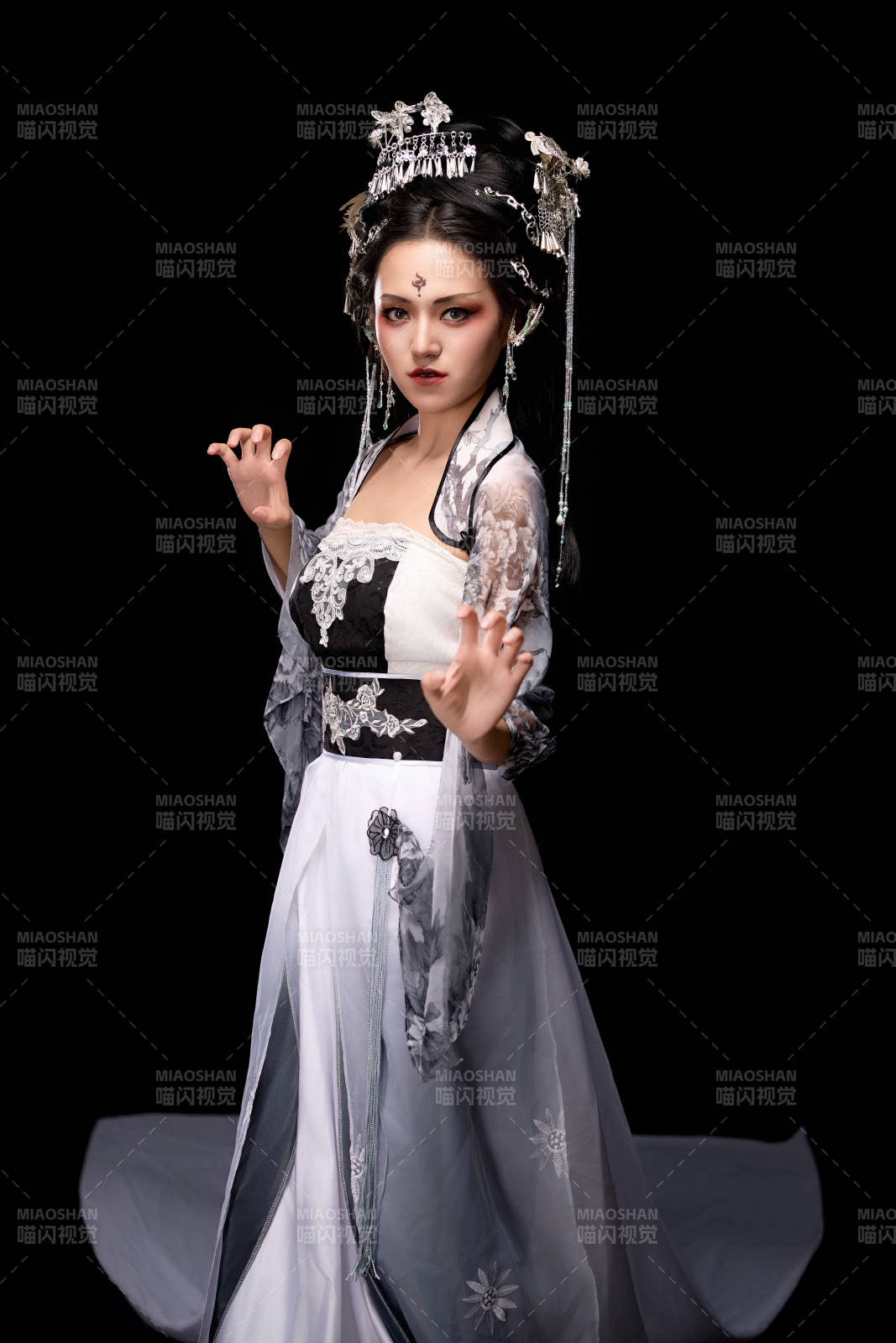 穿著古裝仙俠服飾的東方女性