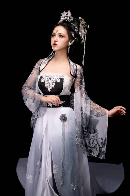 穿着古装仙侠服饰的东方女性