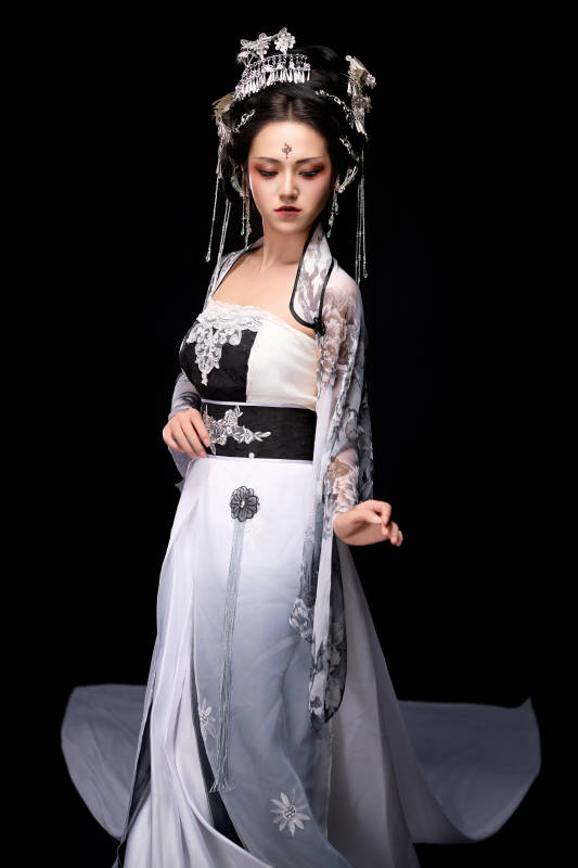穿着古装仙侠服饰的东方女性