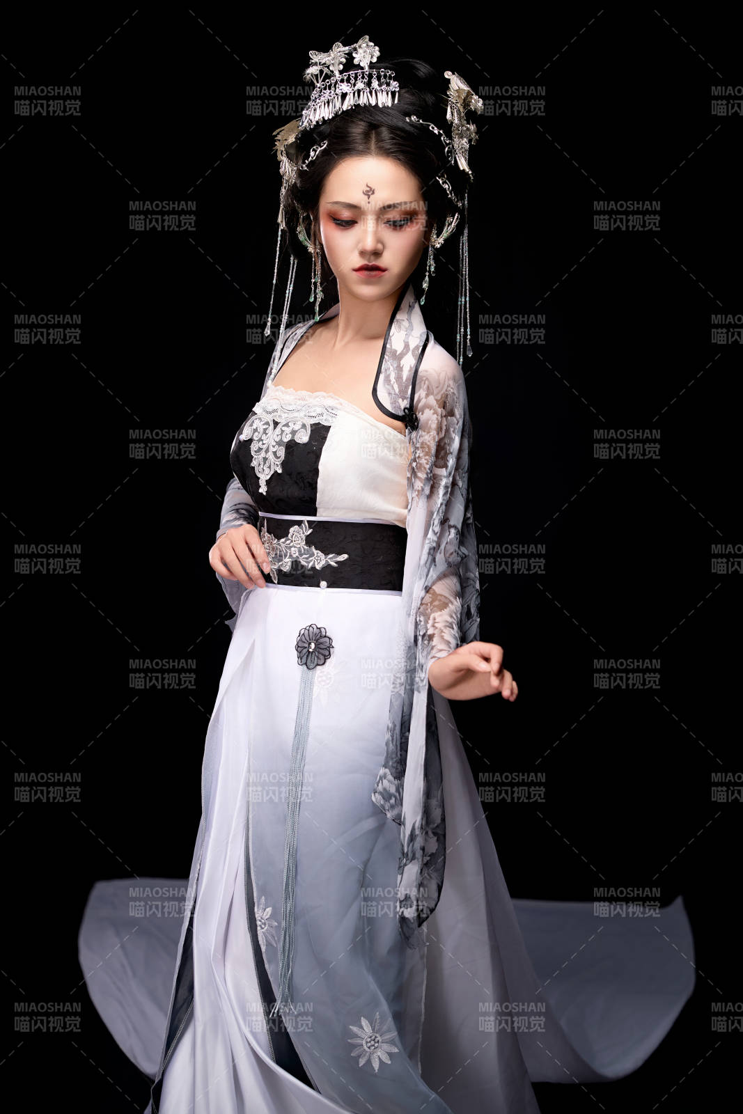 穿着古装仙侠服饰的东方女性