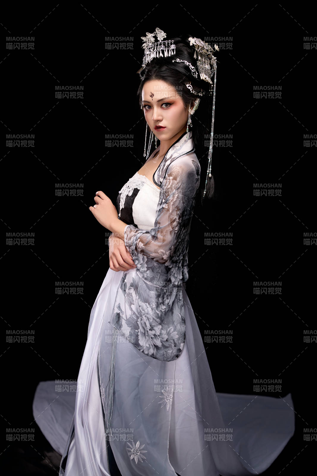 穿着古装仙侠服饰的东方女性