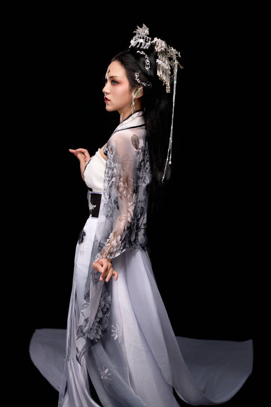 穿着古装仙侠服饰的东方女性