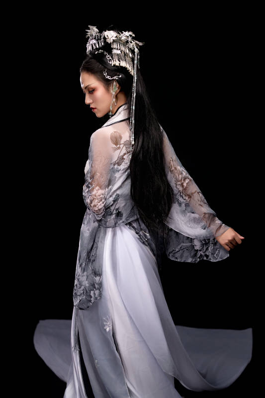 穿着古装仙侠服饰的东方女性