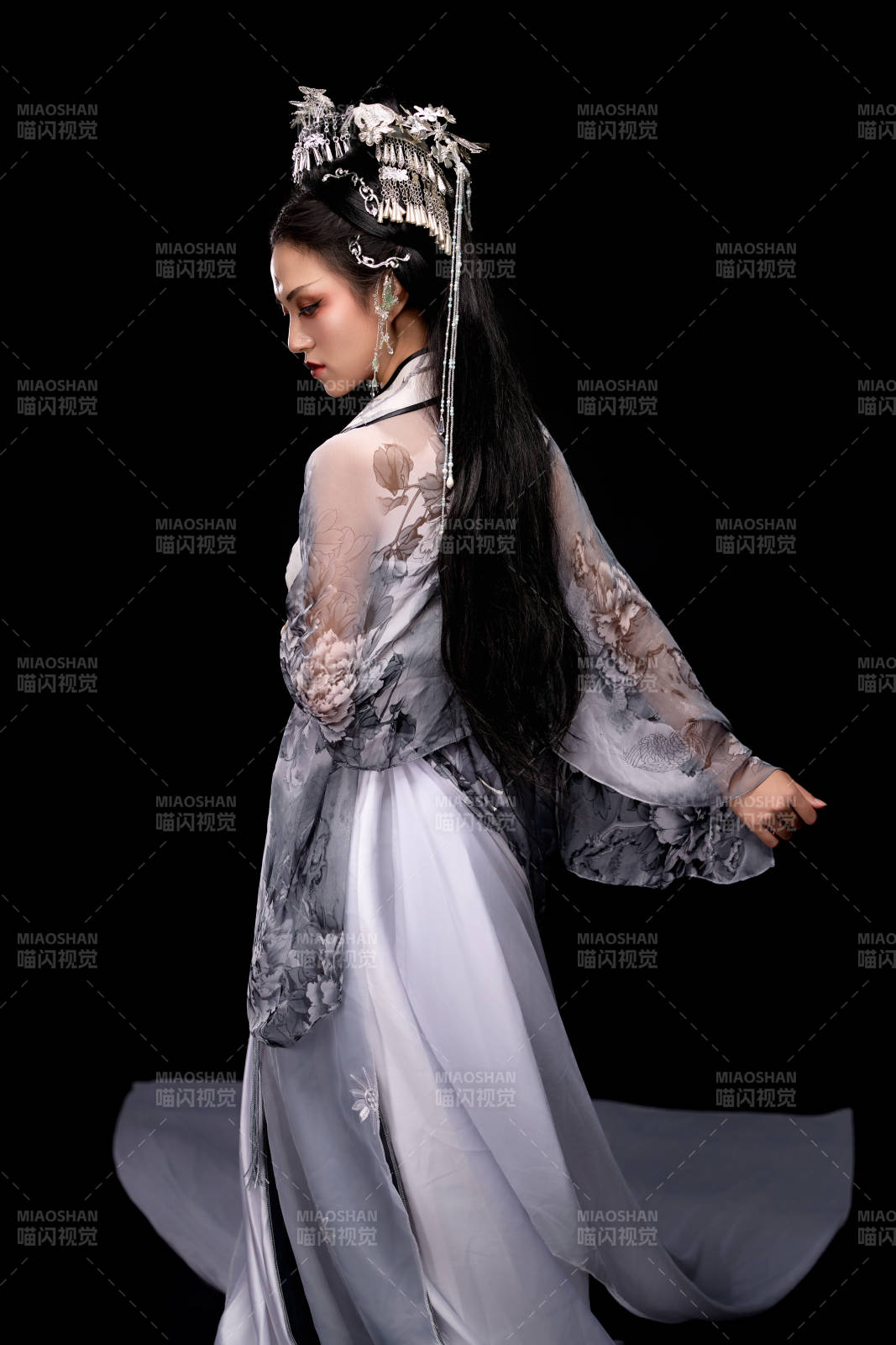 穿著古裝仙俠服飾的東方女性