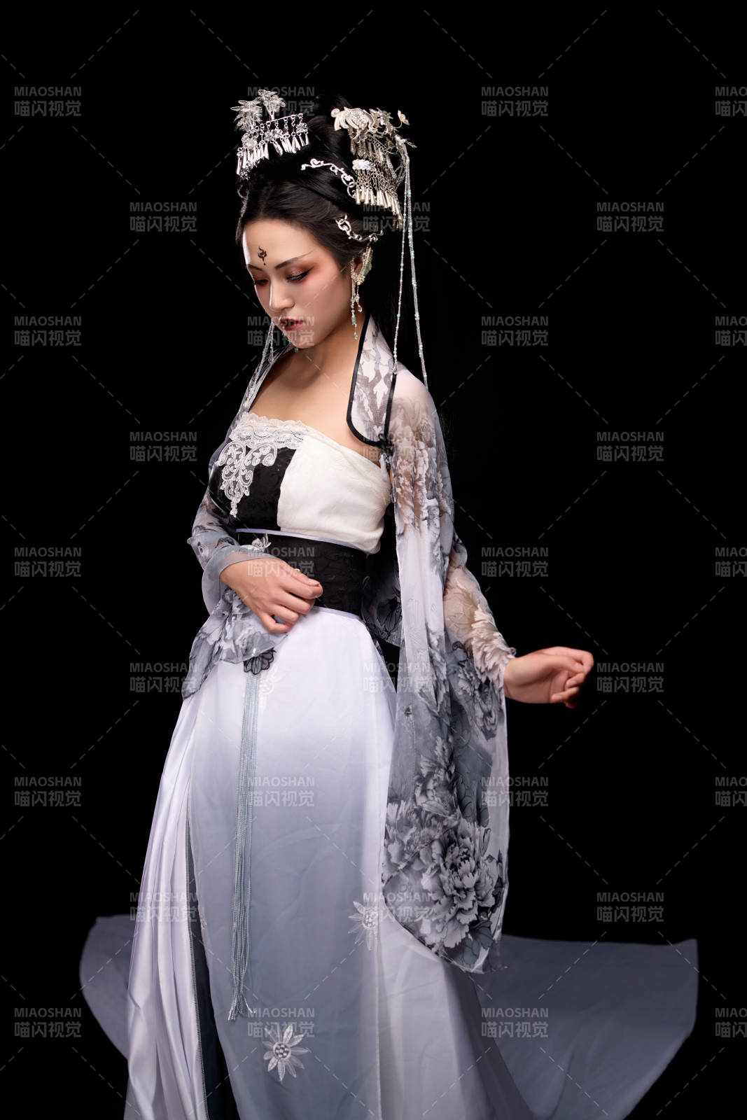 穿著古裝仙俠服飾的東方女性