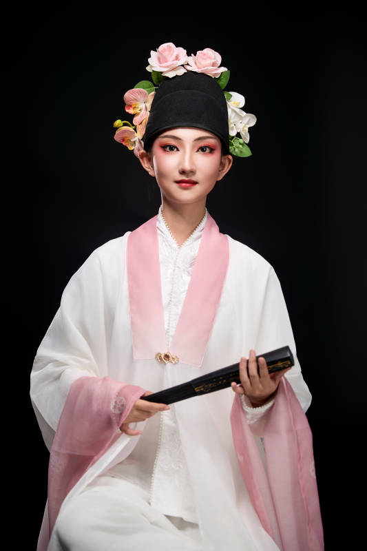 身着粤剧戏曲反串装扮手持折扇的青年女性