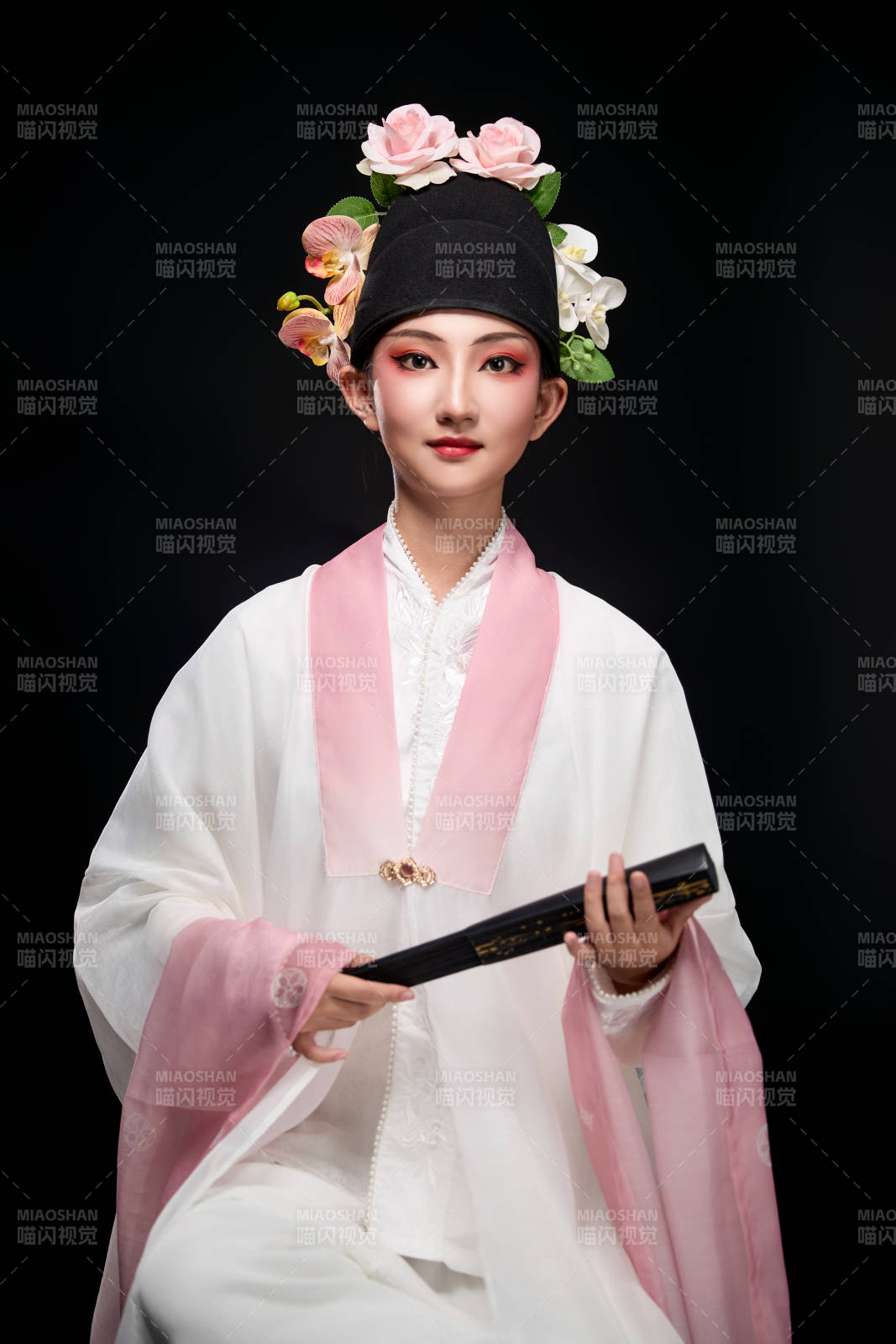 身著粵劇戲曲反串裝扮手持折扇的青年女性