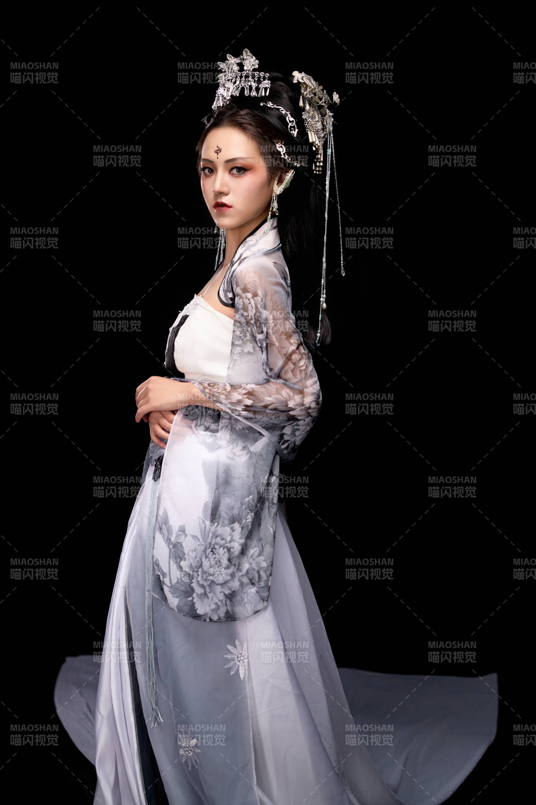 穿著古裝仙俠服飾的東方女性