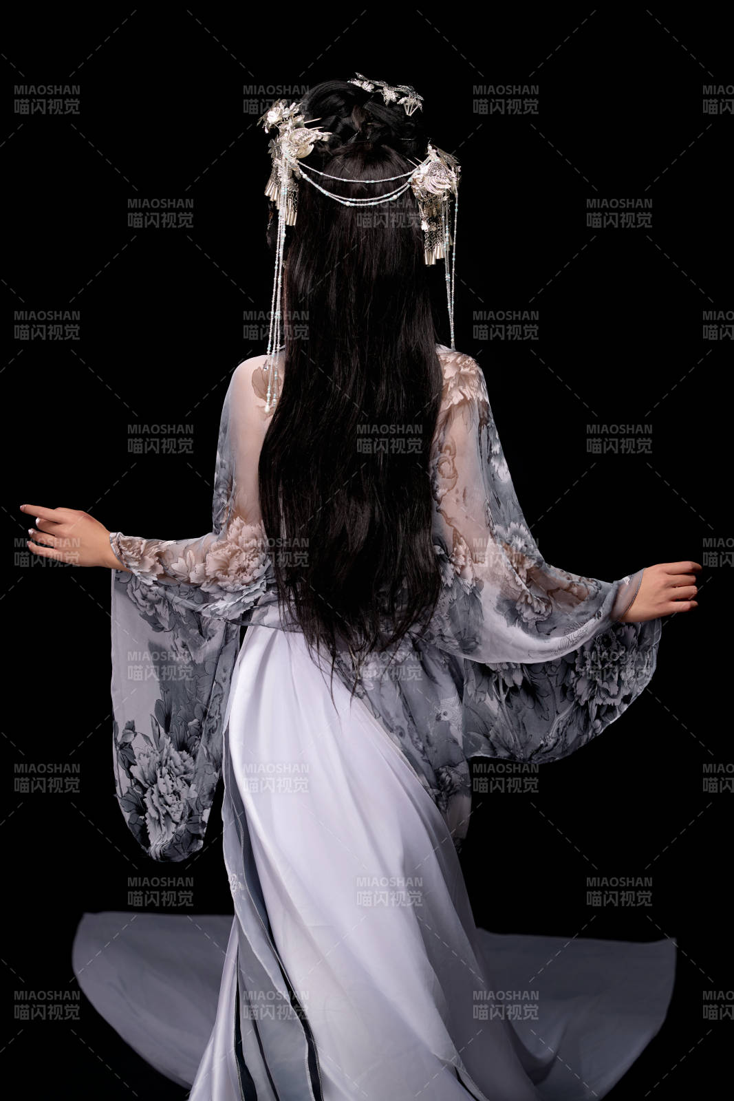 穿著古裝仙俠服飾的東方女性